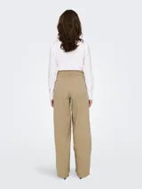 Pantalón color beige de corte recto con cintura con cordón ajustable, bolsillos laterales y traseros. Marca Only.
