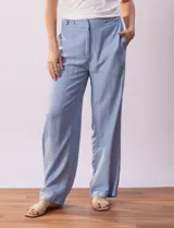 Pantalón largo celeste de lino, marca Zac & Rachel, corte wide leg, pretina con botones, cierre y broche metálico, bolsillos verticales delanteros y bolsillos simulados traseros.