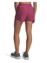 Short deportivo Under Armour Fly By 3 para mujer, color celeste, con cintura elástica, logo estampado en la pierna izquierda y bolsillo lateral con cierre.