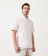 Camisa de hombre de manga corta, color rosa claro, corte comfort y cuello abotonado.