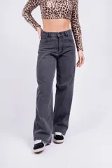 Pantalón de jean gris oscuro, corte recto y tiro alto.