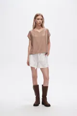 Short blanco de viscosa con cintura alta y lazo para ajustar.