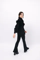 Pantalón de jean acampanado color marrón, con tiro alto y alforza central.