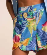 Short corto con estampado tropical, confeccionado en viscosa y lino, con cierre interno y bajo redondeado.
