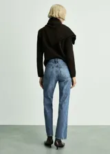 Pantalón de jean azul de corte recto, tiro medio y cinco bolsillos.