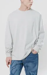 Remera de manga larga color gris, con puños y cuello de ribb al tono, de calce regular.