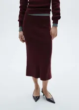 Falda midi color borgoña de tejido de punto con diseño lápiz y cintura elástica.