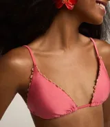 Top de bikini triangular fruncido color rosado, confeccionado en microfibra brillante. Tiene breteles ajustables y contorno de mini abalorios de madera.