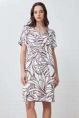 Vestido corto de lino color blanco con estampa abstracta en color chocolate, escote en V y mangas cortas.