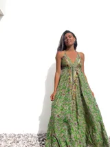 Vestido largo de seda verde con estampado paisley, escote halter y espalda descubierta.