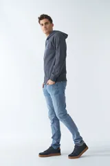 Buzo canguro color arena de felpa, con capucha ajustable, bolsillo tipo canguro, mangas largas y logo estampado en el pecho.