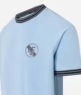 Remera deportiva masculina confeccionada en Rib con tecnología dry, en modelo comfort. Posee cuello redondo, manga corta, estampa localizada y bies contrastante.