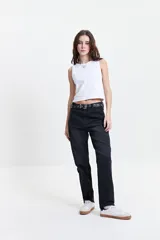 Jean mom de tiro medio, color celeste claro, confeccionado en 100% algodón.