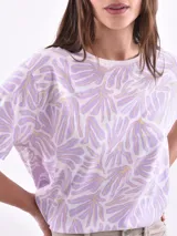 Remera blanca con estampado de ojos y pestañas en negro.