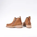 Bota corta negra de cuero vacuno, con cierre lateral YKK, suela de goma sport artesanal, punta cuadrada y caña de 11cm.