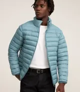 Campera puffer ultraligera color beige, con cuello alto, cierre por cremallera y bolsillos con cremallera. Incluye bolso de almacenamiento.