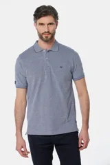 Remera polo lisa en oxford piqué color crema, con cuello en rib y botones personalizados.