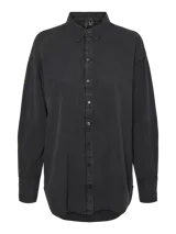 Camisa negra de corte holgado, con cuello clásico, mangas largas y puños abotonados.
