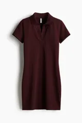 Vestido corto ajustado color borgoña, de manga corta y cuello polo con abertura en V.