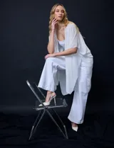 Kimono blanco de gasa con apliques de brillos, marca Jessica Mc Clintock.