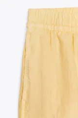 Shorts de tiro medio confeccionados en lino 100%. Cuentan con bolsillos laterales ocultos en la costura, bolsillos de parche en la parte trasera, cintura elástica, aberturas laterales en el bajo y cierre frontal con botones.