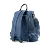 Mochila azul de poliéster con acceso trasero con cierre, correa regulable para usar como mochila o bandolera, herrajes plateados, un compartimento principal, un bolsillo interno con cierre, tres bolsillos externos con cierre y un bolsillo externo abierto.