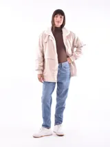 Campera color beige con cuello de piel sintética blanca, cierre frontal con cremallera y bolsillos laterales.