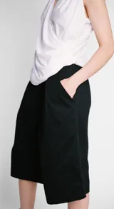 Bermuda de gabardina con pretina elástica, tiro bajo y pliegue delantero, ideal para un look relajado.
