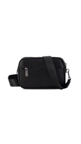 Bandolera pequeña de símil cuero color marrón, con diseño acolchado en forma de rombos. Posee doble cierre metálico en el compartimento principal, bolsillo trasero y correa ajustable de tela tipo galón.