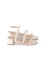Sandalias color blanco con tiras finas y taco cuadrado de 5 cm.