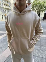 Canguro beige con capucha y estampado en rosa y blanco con la palabra "Amore" en la espalda.
