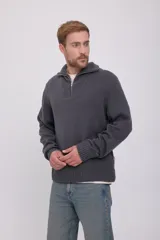 Cárdigan gris de punto con cierre de cremallera, cuello alto y mangas largas.