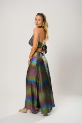 Vestido largo de fiesta con escote halter y espalda descubierta. El tejido iridiscente cambia de color según la luz, creando un efecto camaleónico.