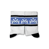 Par de medias blancas con detalles en azul y negro. Presentan el logo de la marca en el tobillo y un diseño geométrico en la parte superior.