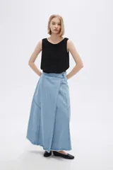 Falda midi de jean color blanco, con corte evasé y ruedo desflecado.