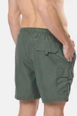 Short de baño color verde militar, con cintura elástica ajustable con cordón, bolsillos laterales tipo cargo y suspensor de malla fina.