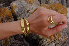 Anillo abierto de bronce con diseño de doble banda.