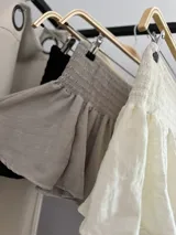 Minifalda color beige con cintura elastizada.