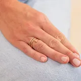 Anillo dorado con diseño de doble aro y detalle de circonias.