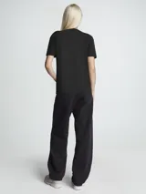 Remera negra de algodón regenerativo con cuello redondo y manga corta. Tiene el logo de Calvin Klein bordado en el pecho.