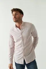 Camisa celeste de manga larga para hombre, con logo bordado y fit slim. Confeccionada en 100% algodón.