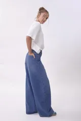 Pantalón de jean azul de corte ancho.
