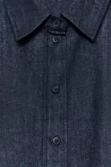 Camisa de denim azul oscuro, de corte recto, con cuello clásico, manga corta y cierre frontal con botones.
