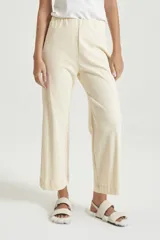 Pantalón de pierna recta color crema con elástico en la cintura.