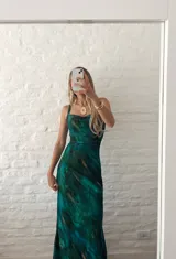 Vestido largo ajustado al cuerpo, confeccionado en microtul estampado con diseño abstracto en tonos verde, azul y marrón. Tiene breteles finos y forro interior opaco.