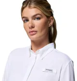 Camisa blanca de manga larga con protección solar UPF 40 y tecnología Omni-Wick. Cuenta con aberturas de ventilación y tratamiento antimicrobiano.