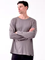 Remera blanca de manga larga con cuello redondo y corte regular.