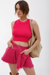 Short de jean color fucsia con terminación desflecada.