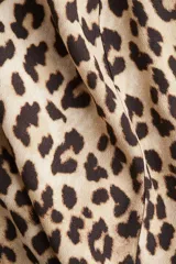 Vestido midi de corte recto con estampado de leopardo, cuello redondo y mangas cortas. Tiene cierre oculto en la espalda.
