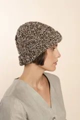 Gorro tejido a mano color crudo, con diseño de ochos, confeccionado en lana fina sin teñir.